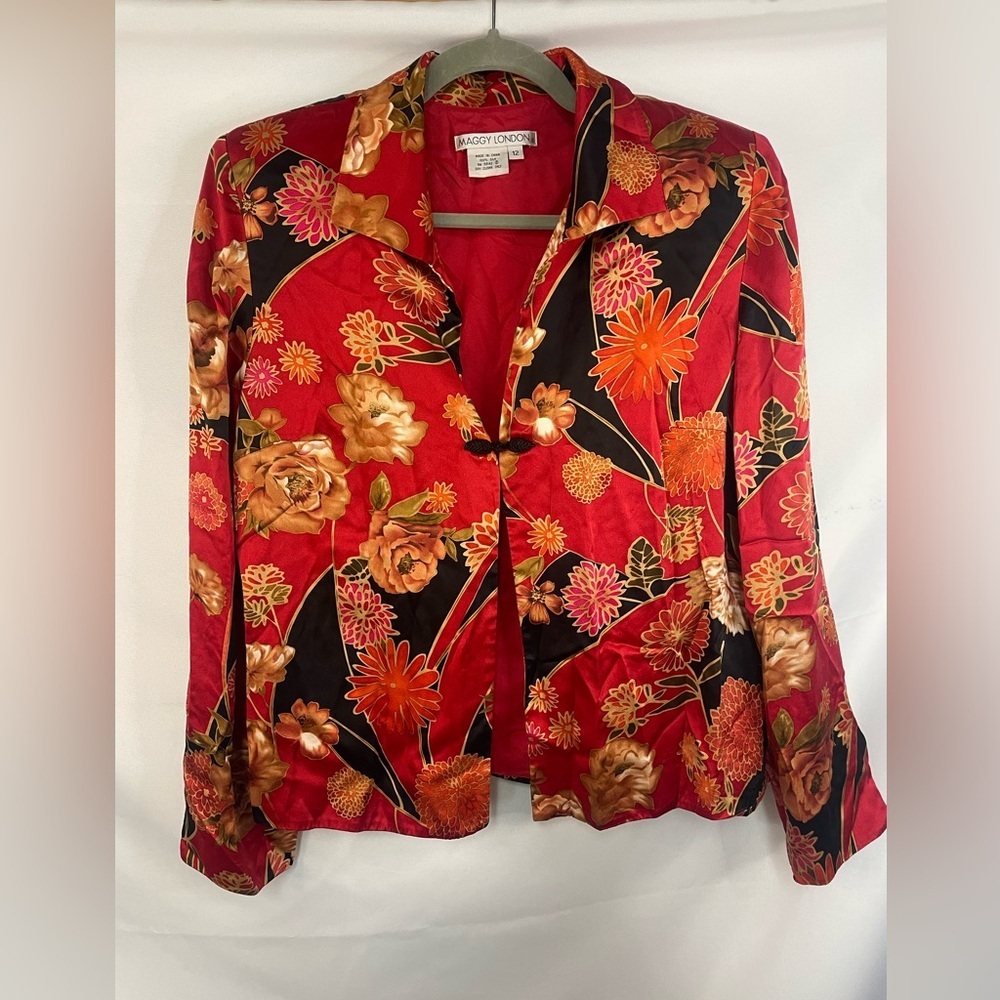 Maggy London 100% silk jacket, this has a lovely toggle and shoulder pads.